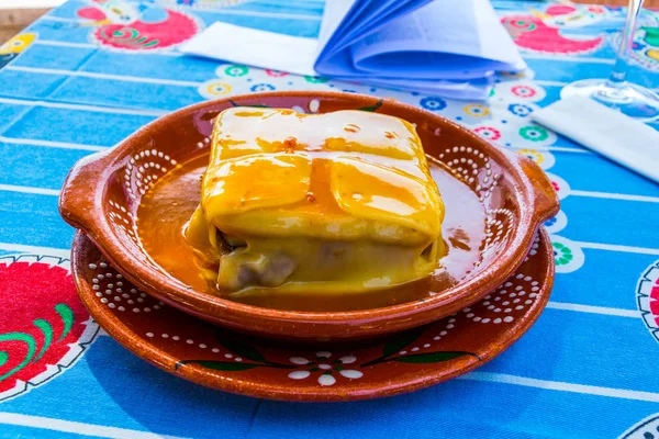 Francesinha - un piatto tipico portoghese con molta carne — Foto Stock
