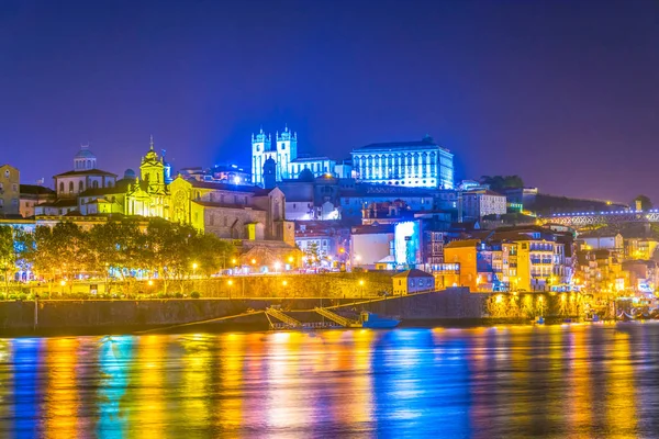 Vista nocturna de un palacio episcopal, catedral e iglesia de la tercera orden de san francis en Oporto, Portugal . — Foto de Stock