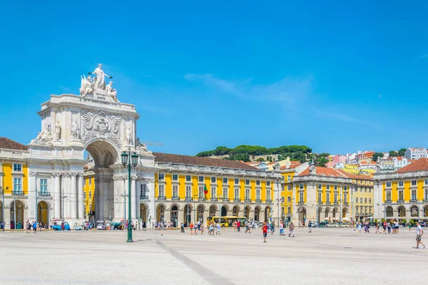 La gente está pasando frente al arco da rua augusta en Lisboa, Portugal . — Foto de Stock