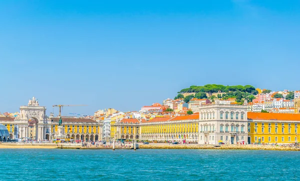 Práctica do comercio en Lisboa vista desde el río Tajo, Portugal . — Foto de Stock