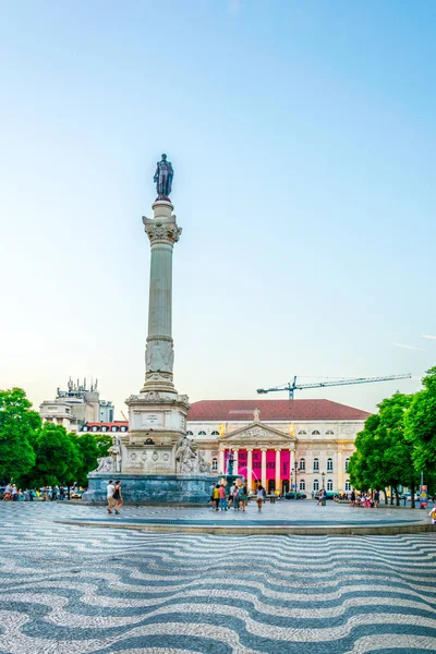 ポルトガル、リスボンのロッシオ広場にあるパドロIv像と国立劇場. — ストック写真