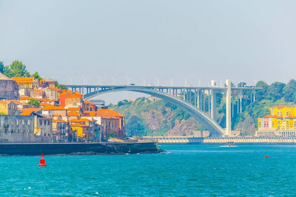 Puente ponte de arrabida en Oporto, Portugal . — Foto de Stock