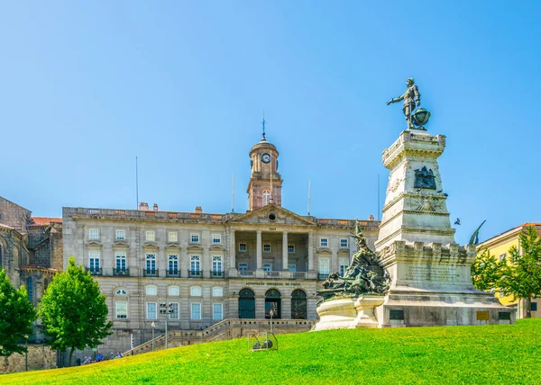 Palacio da Bolsa en standbeeld van Infante Dom Henrique in Porto, Portugal. — Stockfoto