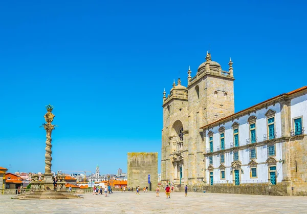 Se - a catedral e pelourinho do Porto, Portugal . — Fotografia de Stock