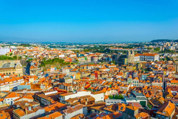 Vista panoramica di Porto compreso il palazzo vescovile, il monastero da serra do pilar e la cattedrale da torre dos clerigos, Portogallo . — Foto Stock