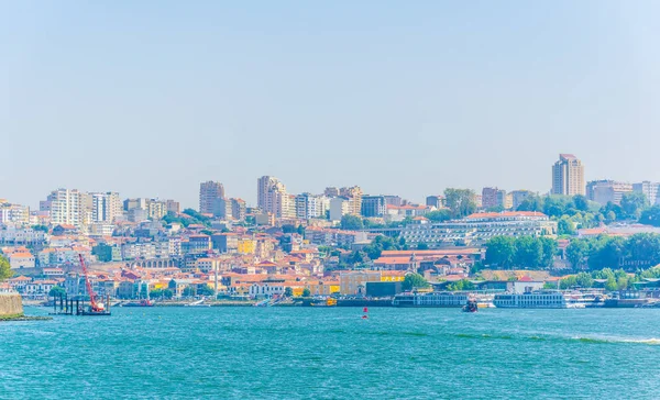 Panorama vinných sklepů umístěných podél řeky Douro v portu, Portugalsku. — Stock fotografie