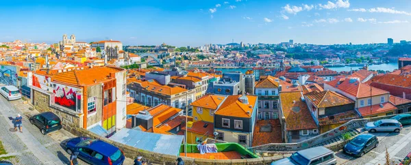 Vista panorámica de Oporto incluyendo el palacio episcopal, monasterio da serra do pilar y la catedral de torre dos clerigos, Portugal . — Foto de Stock