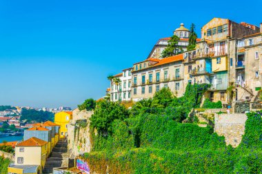 Porto, Portekiz'de bir piskoposluk sarayı ve renkli evlerin görünümü.
