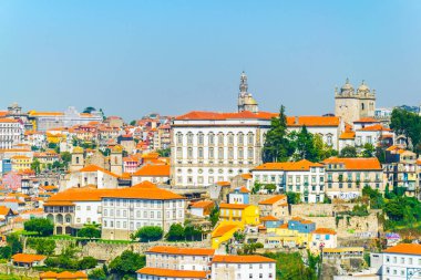 Bir piskoposluk sarayı, torre dos clerigos ve Porto, Portekiz renkli evlerin görünümü.