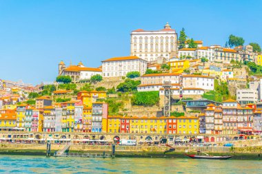 Porto, Portekiz'de bir piskoposluk sarayı ve renkli evlerin görünümü.