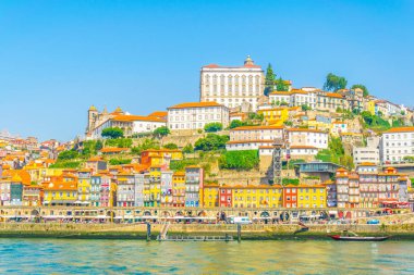 Porto, Portekiz'de bir piskoposluk sarayı ve renkli evlerin görünümü.