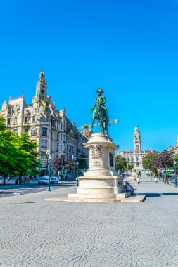 Dom Pedro IV Heykeli ve Porto belediye binası, Portekiz.