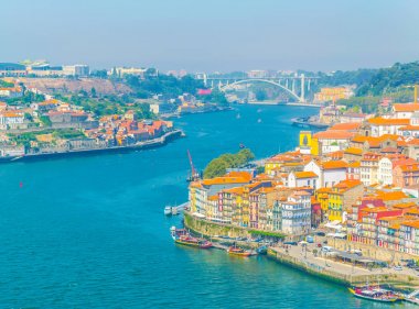 Porto görünümü Douro nehri, Portekiz bir viraj yanında gerilmiş.
