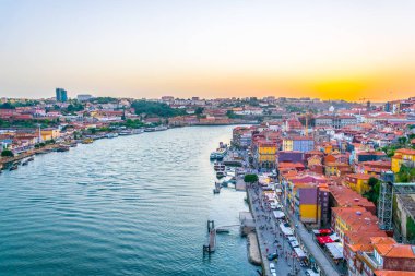 Gün batımında Porto Rıhtımı, Portekiz.