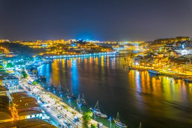 Gece boyunca Porto Rıhtımı, Portekiz.