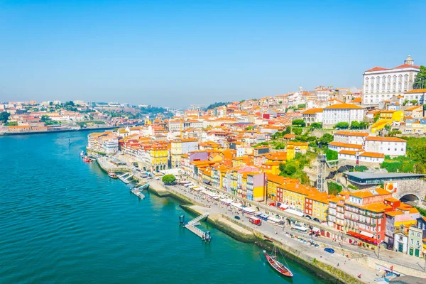 Blick auf einen Bischofspalast und bunte Häuser in Porto, Portugal. — Stockfoto