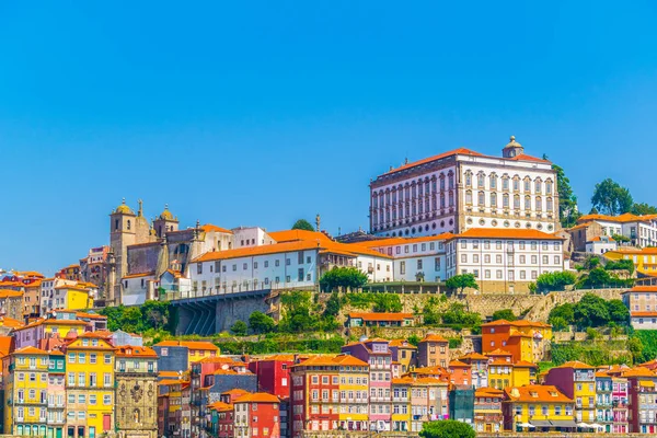 Vista de un palacio episcopal y casas coloridas en Oporto, Portugal . — Foto de Stock