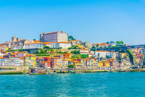 Vista de un palacio episcopal y casas coloridas en Oporto, Portugal . — Foto de Stock