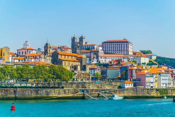 Vista de un palacio episcopal, catedral e iglesia de la tercera orden de san francis en Oporto, Portugal . — Foto de Stock