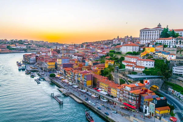 Vista al atardecer de Oporto con ribera de douro, palacio episcopal y coloridas casas, Portugal . — Foto de Stock