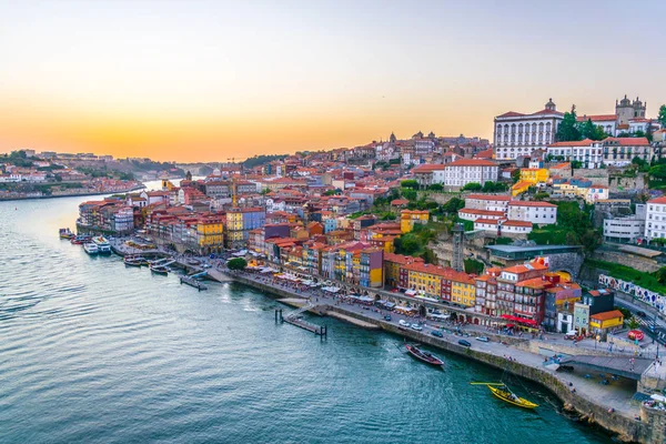 Sonnenuntergang Blick auf Porto mit Flussufer des Douro, Bischofspalast und bunten Häusern, portugal. — Stockfoto