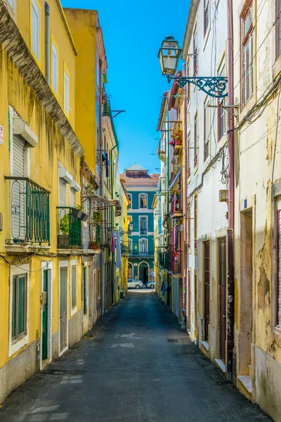 Vista de una calle estrecha en el centro histórico de Lisboa, Portugal . — Foto de Stock