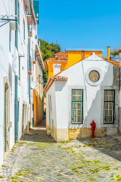 Vue d'une rue étroite dans le centre historique de Lisbonne, Portugal . — Photo