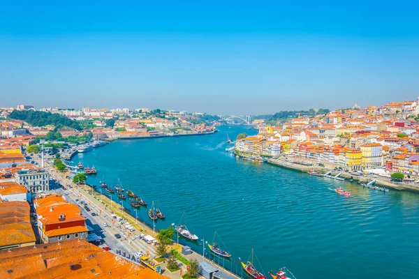 Vista de Oporto estirada junto a una curva del río Duero, Portugal . — Foto de Stock