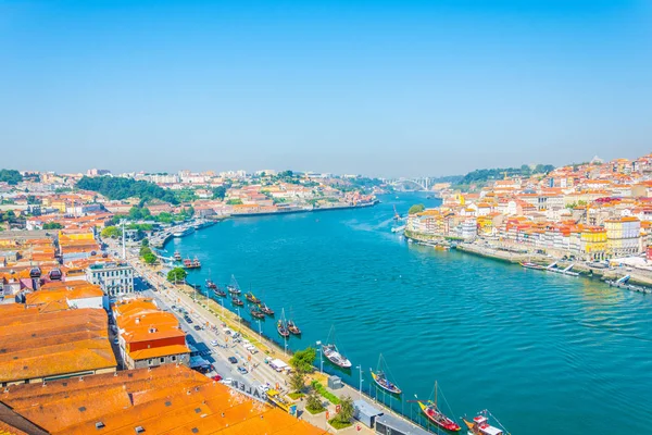 Porto görünümü Douro nehri, Portekiz bir viraj yanında gerilmiş.