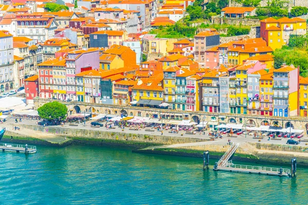 Frente al mar del río douro en Oporto, Portugal . — Foto de Stock
