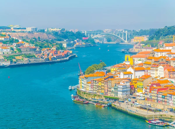 Widok na Porto rozciągnięty obok zakrętu rzeki Douro, Portugalia. — Zdjęcie stockowe