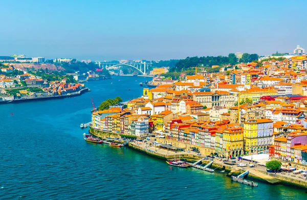 Widok na Porto rozciągnięty obok zakrętu rzeki Douro, Portugalia. — Zdjęcie stockowe