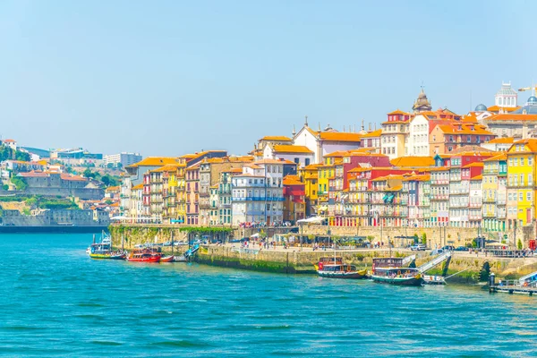 Frente al mar del río douro en Oporto, Portugal . — Foto de Stock