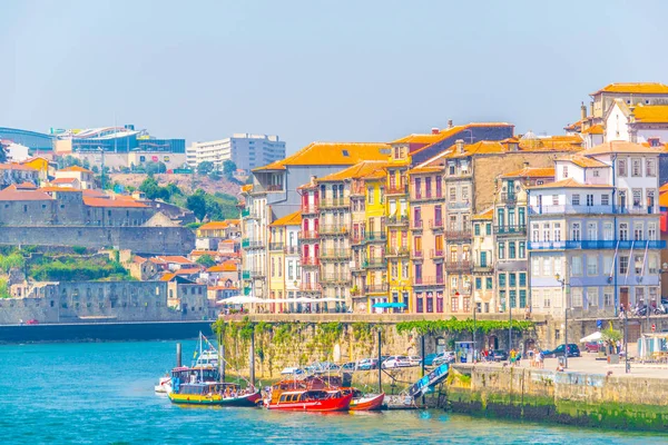 Frente al mar del río douro en Oporto, Portugal . — Foto de Stock