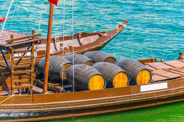 Barco de madera utilizado para el transporte de anclaje de vino a lo largo de la orilla del río del Duero en Oporto, Portugal . — Foto de Stock