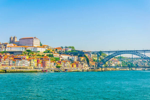 Blick auf die Kathedrale, Bischofspalast, Luis i Bridge und bunte Häuser in Porto, Portugal. — Stockfoto