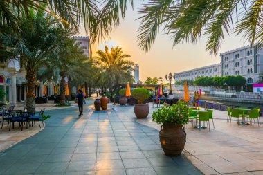 Sharjah'daki Al Qasba Camii, Birleşik Arap Emirlikleri.