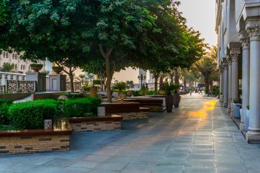 Sharjah Al quasba kanal yüksek gökdelenler ve mağazalar, restoranlar ve çocuklar için konumlar bir sürü bir gezinti ile çevrilidir.