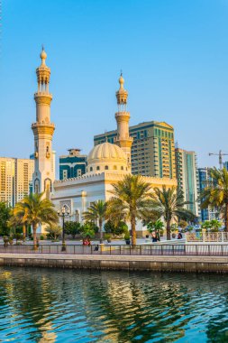 Sharjah'daki Al Qasba Camii, Birleşik Arap Emirlikleri.