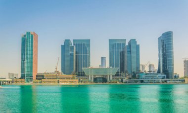 Abu Dabi'deki Al Maryah adası, Four Seasons Hotel veya Galleria alışveriş merkezini içeren birkaç gökdelenin hakimiyetinde..