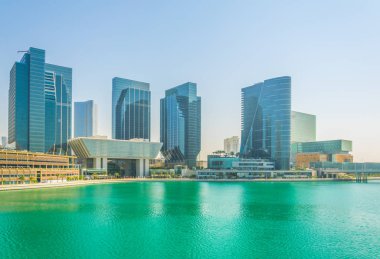 Abu Dabi'deki Al Maryah adası, Four Seasons Hotel veya Galleria alışveriş merkezini içeren birkaç gökdelenin hakimiyetinde..