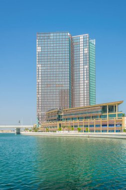 Abu Dabi'deki Al Maryah adası, Four Seasons Hotel veya Galleria alışveriş merkezini içeren birkaç gökdelenin hakimiyetinde..