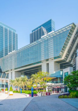 Abu Dabi'deki Al Maryah adası, Four Seasons Hotel veya Galleria alışveriş merkezini içeren birkaç gökdelenin hakimiyetinde..