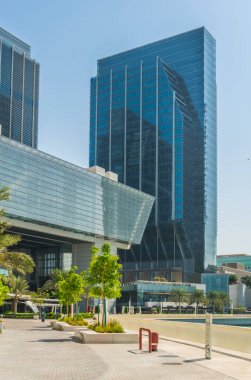Abu Dabi'deki Al Maryah adası, Four Seasons Hotel veya Galleria alışveriş merkezini içeren birkaç gökdelenin hakimiyetinde..