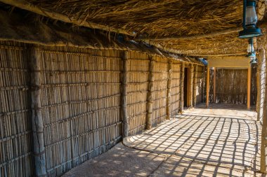 Abu Dabi'deki Bae miras köyünün içinde yer alan ahşap bir kulübe.