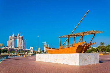 Abu Dabi, Birleşik Arap Emirlikleri'nde marina yakınında bir dhow tekne