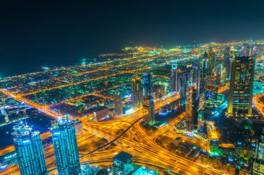 Burç halife gökdeleninden Dubai şehir merkezinin gece havadan görünümü. Burç halife gökdeleninden Dubai şehir merkezinin gece havadan görünümü.