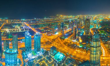 Burç halife gökdeleninden Dubai şehir merkezinin gece havadan görünümü. Burç halife gökdeleninden Dubai şehir merkezinin gece havadan görünümü.