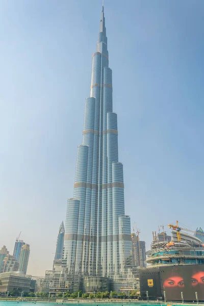 O arranha-céu Burj Khalifa em Dubai é o edifício mais alto do mundo . — Fotografia de Stock