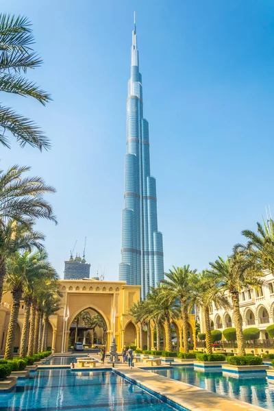 Burj Khalifa em pé sobre o hotel Palace Downtown Dubai nos Emirados Árabes Unidos — Fotografia de Stock